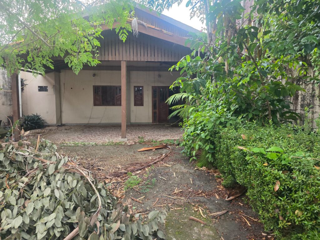 Casa simples em ótimo terreno no bairro do trem