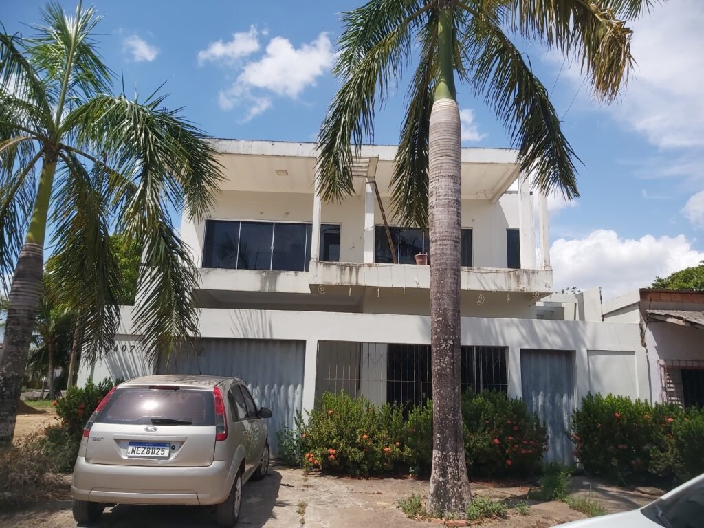 🚨OPORTUNIDADE DE COMPRA!🚨 CASA COM 2 SUÍTES, 1 QUARTO E 4 TERRENOS ANEXOS 🏡